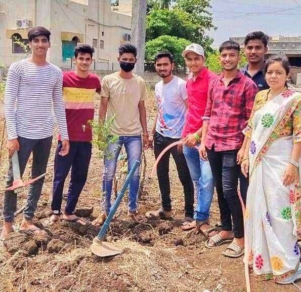 ?️ अमळनेर कट्टा... परोपकाराय फलन्ति वृक्षा। सर्वधर्मीय प्रार्थनास्थळच्या परिसरात केली वृक्षारोपणाची लागवड...