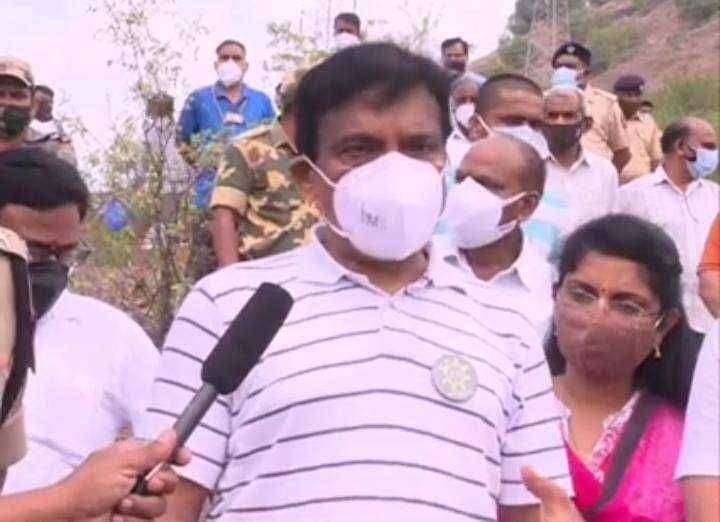 जिल्हा प्रशासनामार्फत गोगाबाबा टेकडी येथे ६ हजार वृक्षांची लागवड..