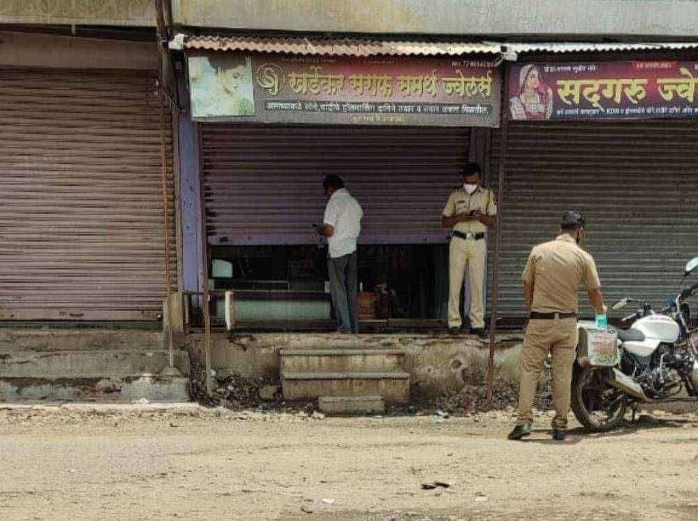मनाई आदेश झुगारून दुकान सुरू ठेवले परंडा येथील सराफ दुकानदारा विरूध्द गुन्हा दाखल...
