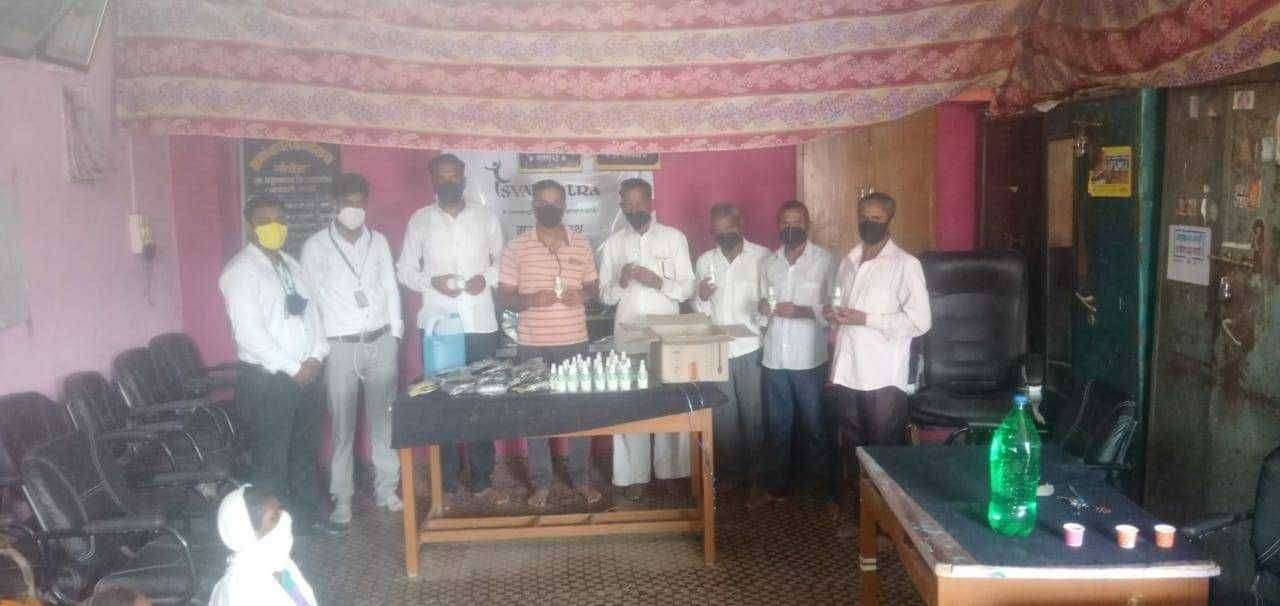 ?️ अमळनेर कट्टा .... स्वतंत्र मायक्रोफिन कंपनीकडून बोहरा व नांदेड येथील ग्रामस्थांना मास्क व सॅनिटायझर वाटप...