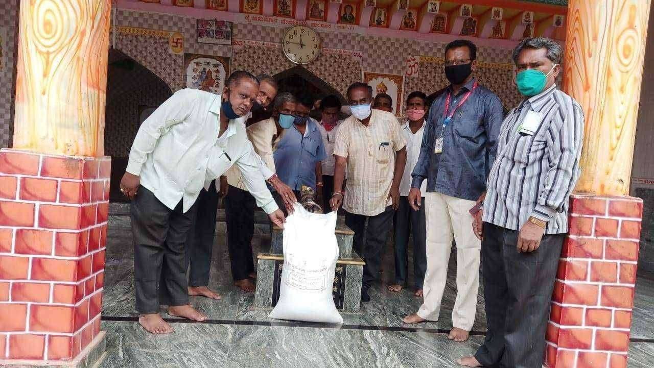 कर्नाटक सरकारकडून मंदिर पुजारीना आहार किट व धन साहाय्य