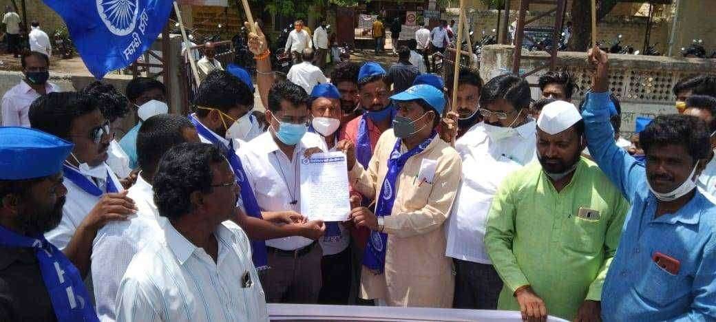 मागासवर्गीय समिती वरून अजित पवार यांना हटवा. पंढरपुरात आरपीआयचे राज्य सरकार विरोधात निदर्शने.