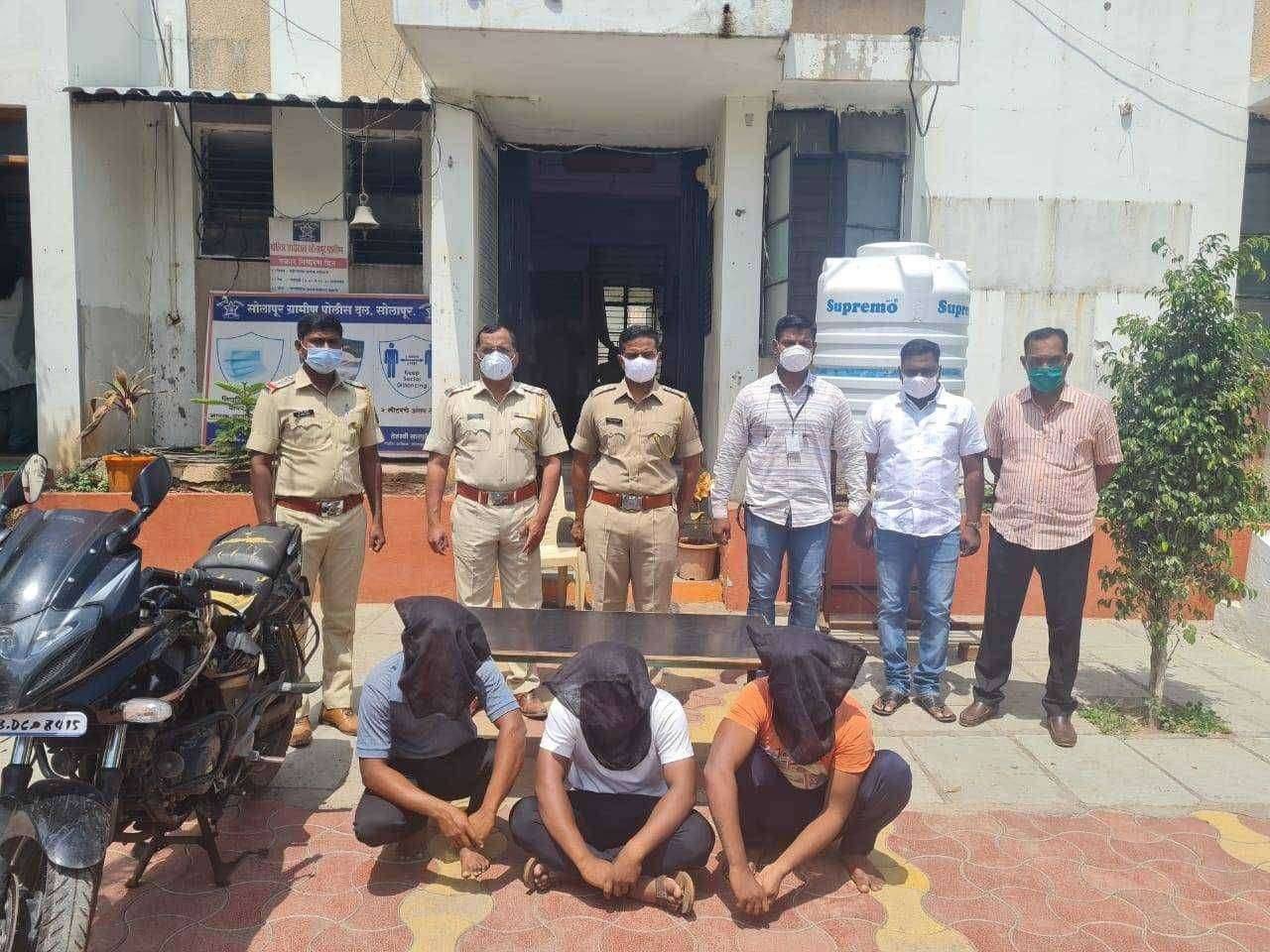 पंढरपूर तालुक्यातील देगाव येथील चोरीच्या गुन्ह्यातील तिन्ही आरोपींना अटक पंढरपूर तालुका पोलीस ठाण्याचे पोलिस पथकाची कारवाई...