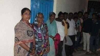 सोयाबीन बियाणे खरेदी साठी नागरिकांनी लावली रात्री पासून रांग