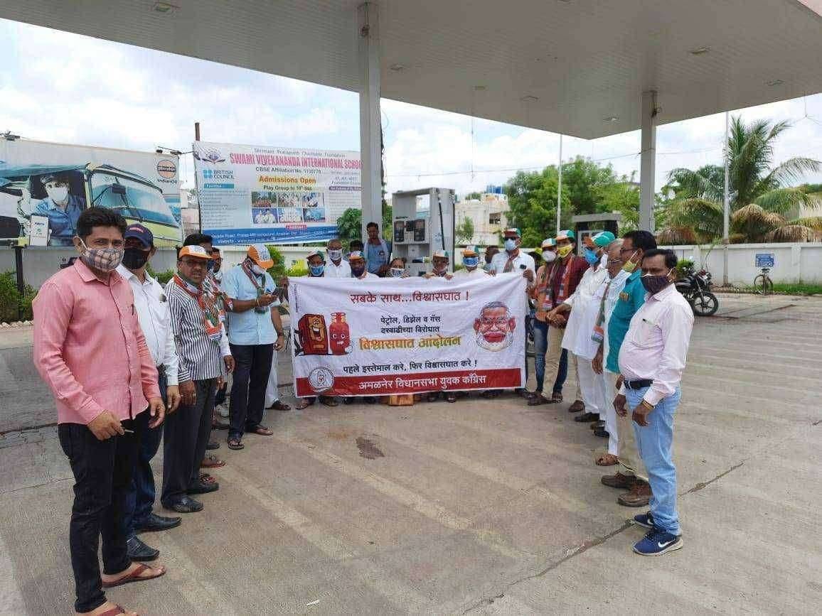 ?️ अमळनेर कट्टा... अमळनेरात पेट्रोल, डिझेल दरवाढीविरोधात काँग्रेस कार्यकर्त्यांचे आंदोलन.