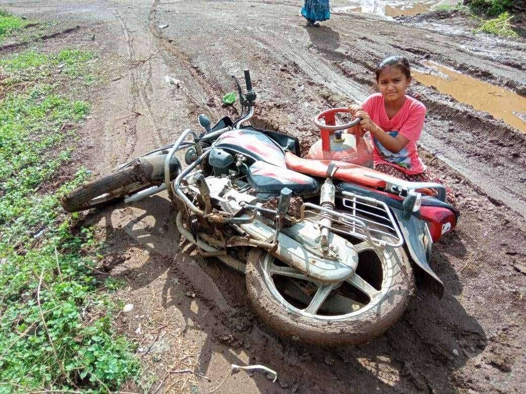 लक्ष्मी टाकळी येथील जगदंबा नगर रस्ता खराब झाल्याने नागरिकांची होत आहे हाल