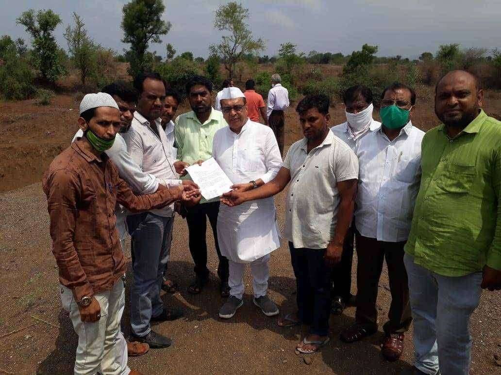 फैज़पुरात शासकीय रुग्णालय व्हावे,खिदमते मिल्लत फाउंडेशनच्या वतीने शिरीष दादा चौधरी यानां निवेदन