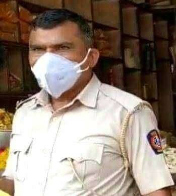 पोलीस कर्मचारी यांचेकडून बाजारात स्वखर्चाने मास्क चे वाटप..
