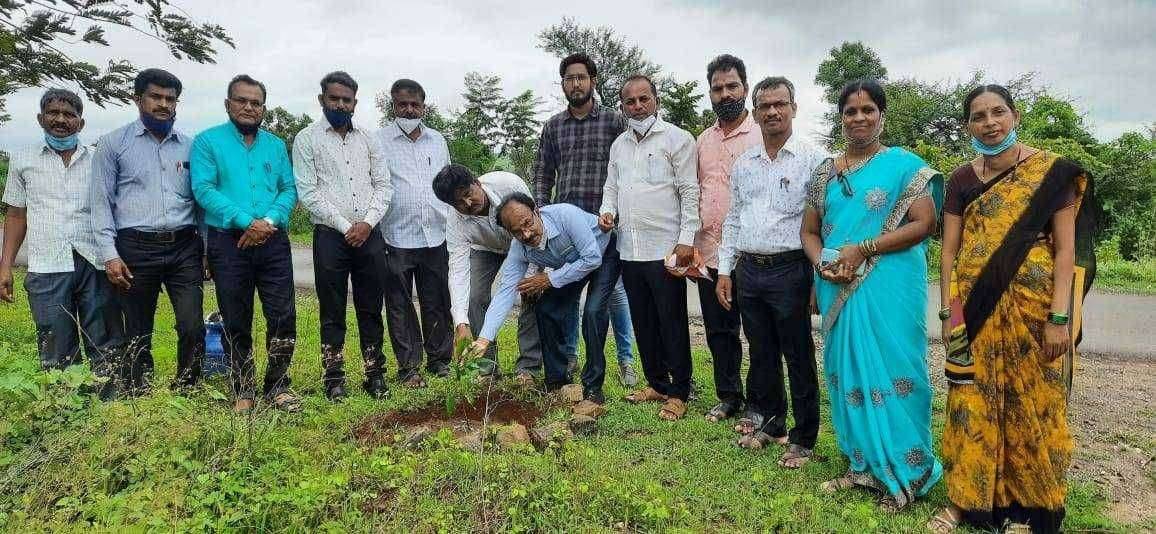 जागतिक पर्यावरण समतोल साधण्यासाठी व जैवविविधतेच्या वृदधीसाठी वृक्षारोपण काळाची गरज : यशवंतराव निकम