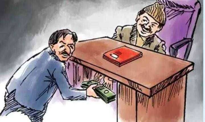 लाच घेताना मुख्याध्यापक व लिपीकास रंगेहाथ पकडले...