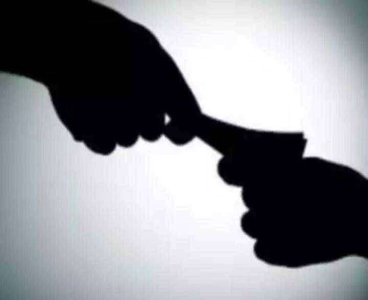 लाचेच्या रकमेचा चेक घेताना बँकेचा वसुली एजंट ताब्यात
