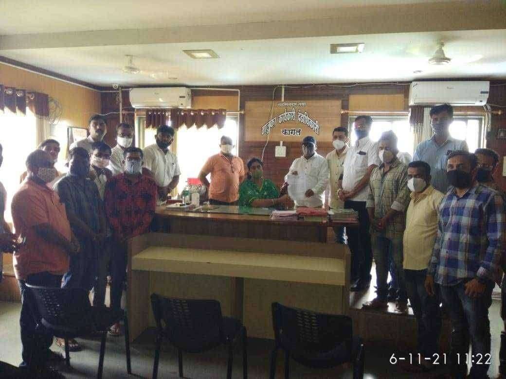 कागलमध्ये सकल मराठा समाजाचे मंत्री श्री. हसन मुश्रीफ व तहसिलदार शिल्पा ठोकडे यांना निवेदन......