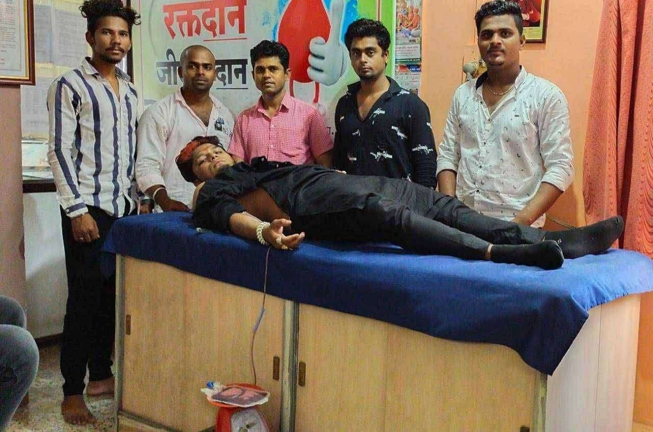 ?️ अमळनेर कट्टा ....तरुणाचा वाढदिवसाच्या निमित्त रक्तदान करून आदर्श...शिवम ने जपली सामाजिक बांधिलकी..