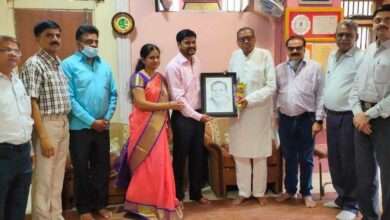 कलाशिक्षक ज्ञानेश्वर माळी रेखांकित स्वतःचे स्केच पाहून फर्डे वक्ते शब्दप्रभू माजी विधानसभा अध्यक्ष अरुणभाई गुजराथी झाले निःशब्द !!!