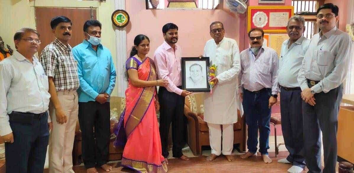 कलाशिक्षक ज्ञानेश्वर माळी रेखांकित स्वतःचे स्केच पाहून फर्डे वक्ते शब्दप्रभू माजी विधानसभा अध्यक्ष अरुणभाई गुजराथी झाले निःशब्द !!!