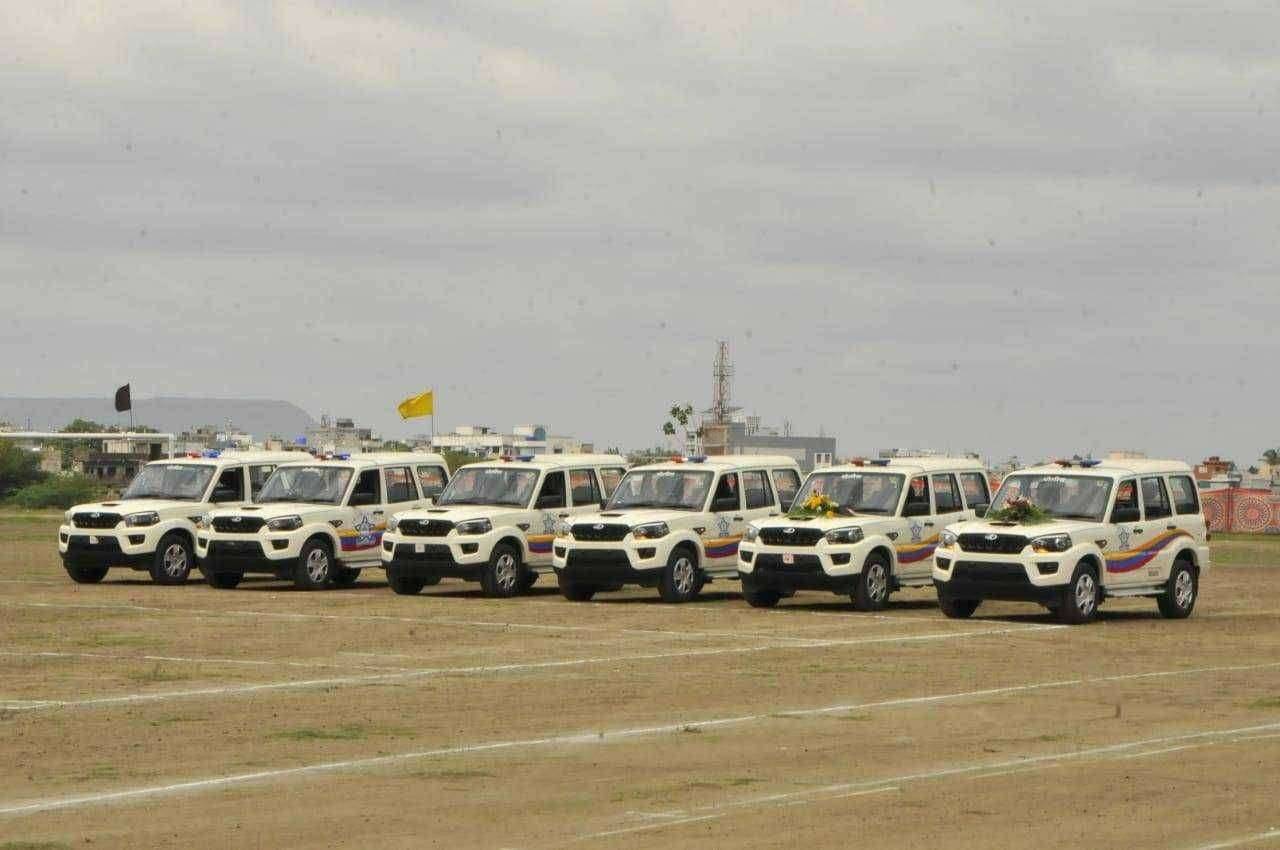 वाहनांमुळे पोलिसांच्या कार्यक्षमतेत अधिक वाढ होणार - पालकमंत्री सुभाष देसाई