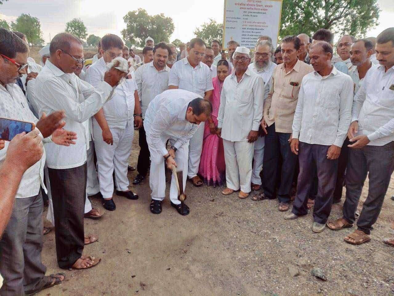 ?️ अमळनेर कट्टा... अखेर अनेक वर्षांनंतर शेवगे पुनगावला मिळाली पक्क्या रस्त्याची भेट आमदार अनिल पाटलांच्या प्रयत्नांनी उजाडला हा दिवस,अनेक वर्षांपासून ग्रामस्थ होते प्रतीक्षेत