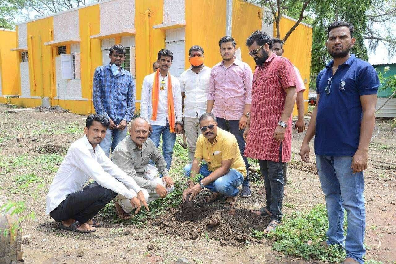 राज ठाकरे यांच्या ५३ व्या वाढदिवसा निमित्त ढोकी पोलीस स्टेशनमध्ये ५३ रोपांचे वृक्षारोपन