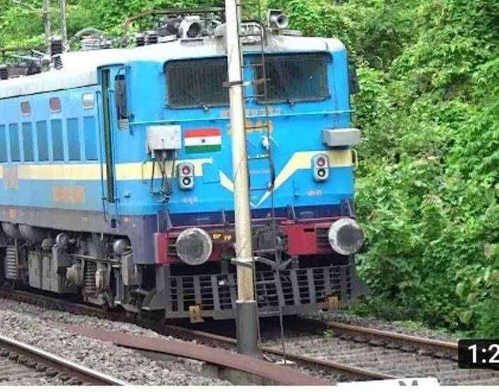 निंभोरा रेल्वे स्थानकावर दादर अमृतसर (पठाणकोट )एक्सप्रेस थांब्याला खो...