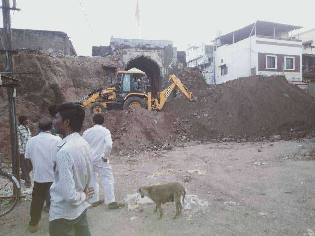 ?️अमळनेर कट्टा....पोलखोल..दगडी दरवाजा सिरीज..पार्ट-1 अमळनेरची शान ऐतिहासिक दगडी वेस ची पुरातन माती...कुठे गेली..?वाचा न प आणि पुरातन खात्याची लाखोंची मिलीभगत..!
