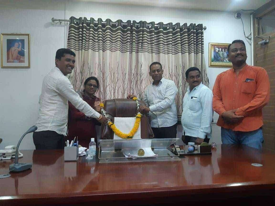 ?️अमळनेर कट्टा...दगडी दरवाजा सिरीज..पार्ट-2 दिलेल्या मुदतीत दरवाजाचे काम सुरू न झाल्याने आंदोलन धमाक्याला रिकाम्या खुर्चीला हार घालून सुरुवात...!