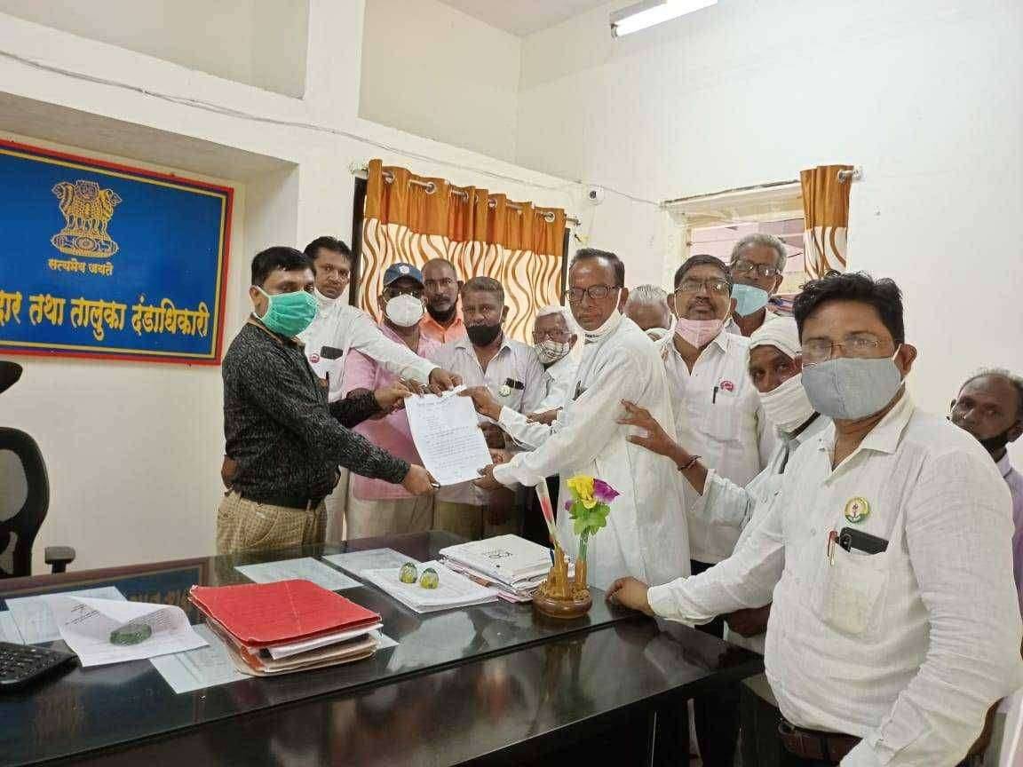 पेट्रोल डिझेल गॅस च्या वाढलेल्या किमती कमी करा - विदर्भ राज्य आंदोलन समितीने दिले निवेदन