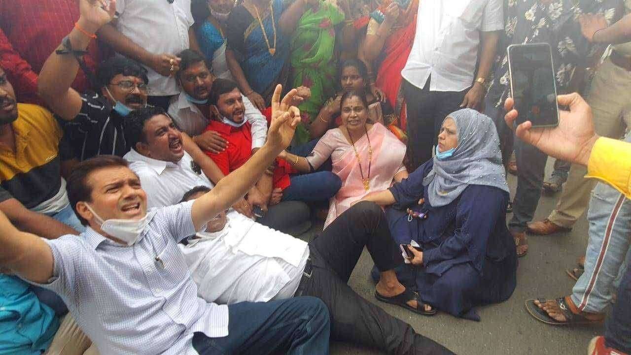 ओबीसी आरक्षण बचाव आक्रोश आंदोलन.... नाशिकमध्ये रास्ता रोको दरम्यान शेकडो कार्यकर्त्यांना अटक