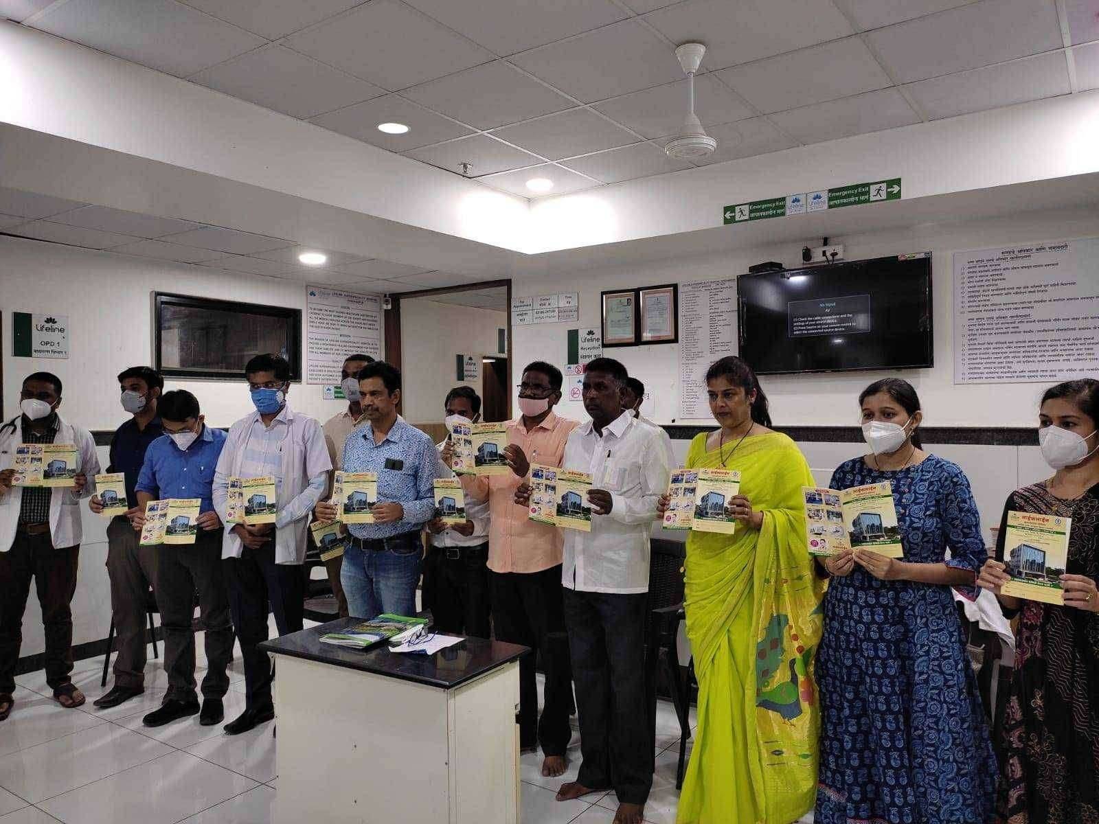 गोरगरीब जनतेसाठी लाईफलाईन हॉस्पिटल ने काढले आरोग्य कार्ड पत्रकारांच्या हस्ते केले आरोग्य पुस्तिकेचे प्रकाशन