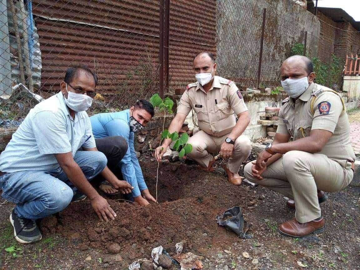 आँक्सिसजनचे महत्व समजून झाडांचे संगोपन करावे - सपोनि धनराज निडे बार्टी पुणे व मोलगी पोलिसांच्या संयुक्त विद्यमाने वृक्षारोपण