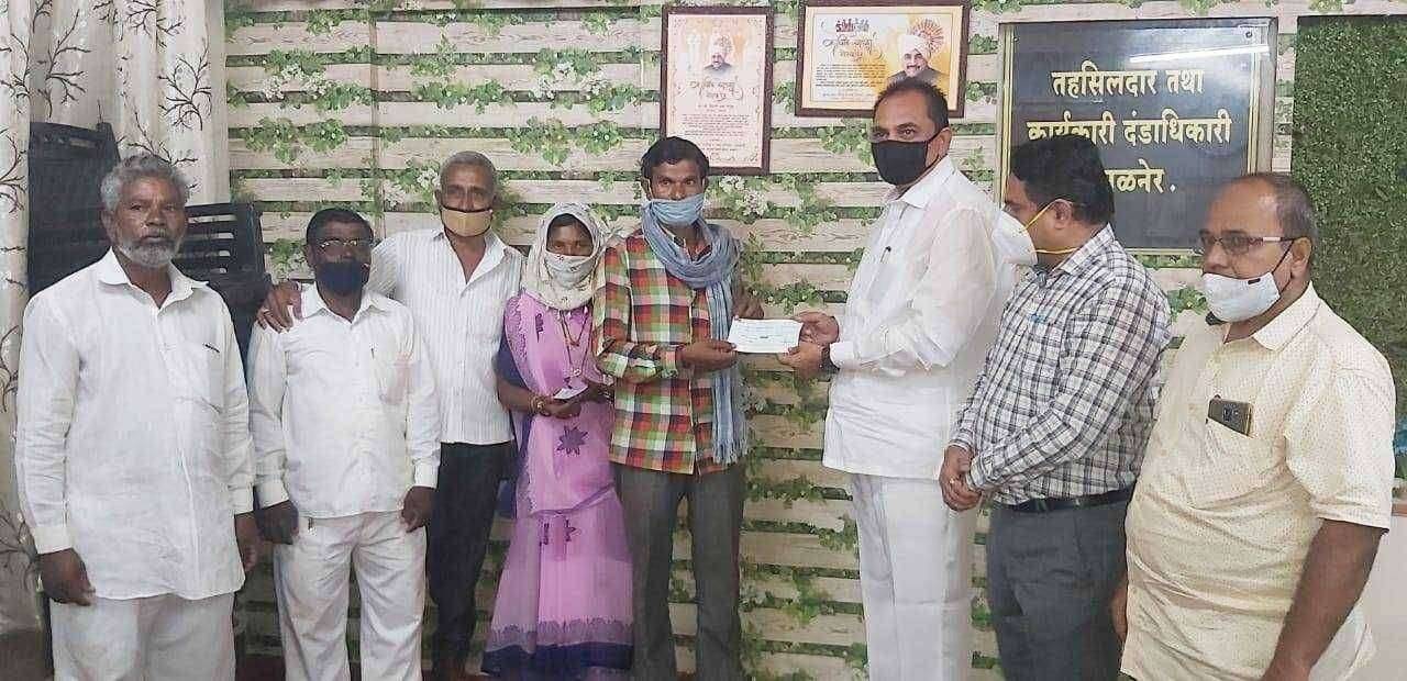 ?️अमळनेर कट्टा.... चक्रीवादळात जीव गमावलेल्या तिन्ही मयतांच्या वारसांना मिळाली प्रत्येकी चार लाखांची मदत अमळनेर तालुक्यात आंचलवाडी व पळासदडे येथे झाली होती घटना,आमदार अनिल पाटलांच्या हस्ते धनादेश वाटप