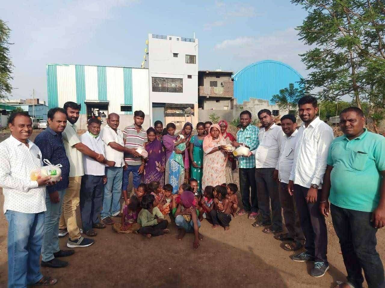 फैजपूर येथील काँग्रेसच्या वतीने राहुल गांधी यांच्या वाढदिवसानिमित्त गरजूंना धान्याचे वाटप