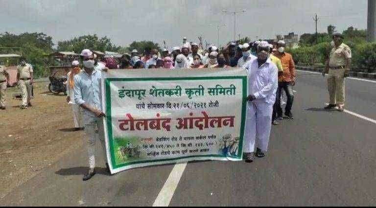 गाडी बैलासह शेतकरी कृती समिती, इंदापूर यांचे इंदापूर टोल नाक्यावर टोल फ्री आंदोलन ! महिलांचा लक्षणीय सहभाग !