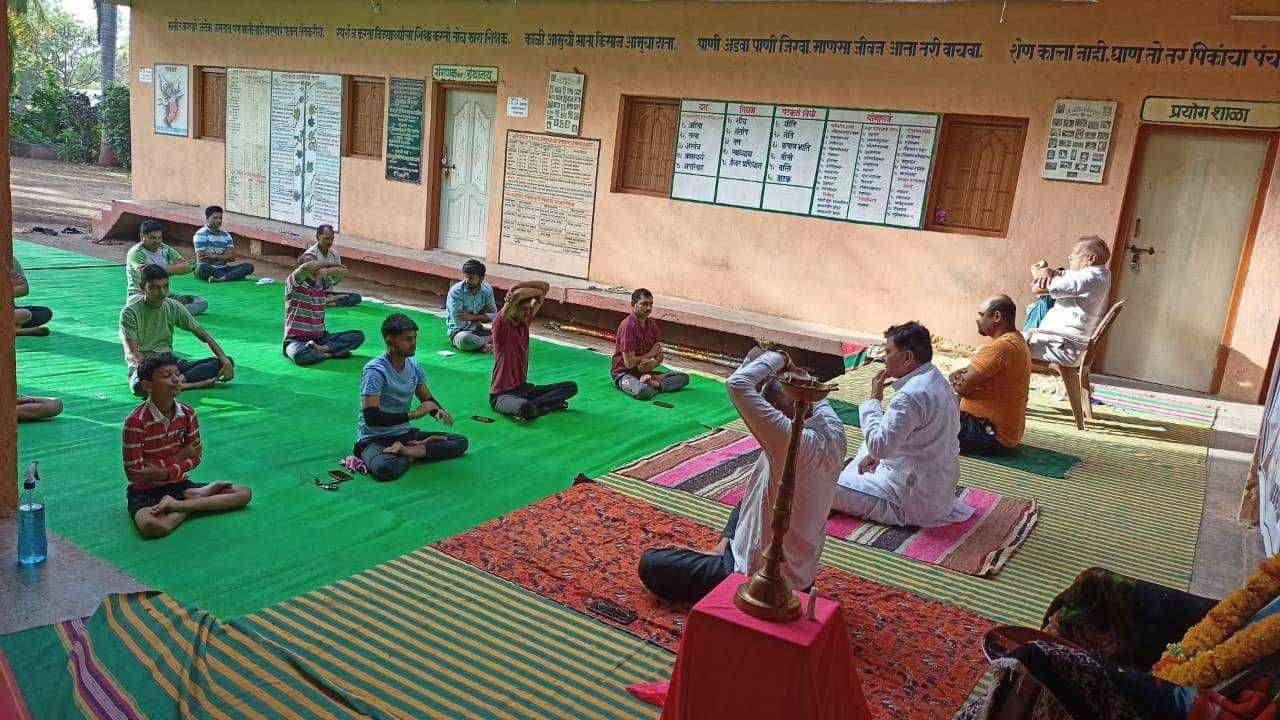 योगदिनानिमित्त निंभोरा येथे योगासनांचे धडे, कृषी विद्यालयात होतात नियमित योगवर्ग.