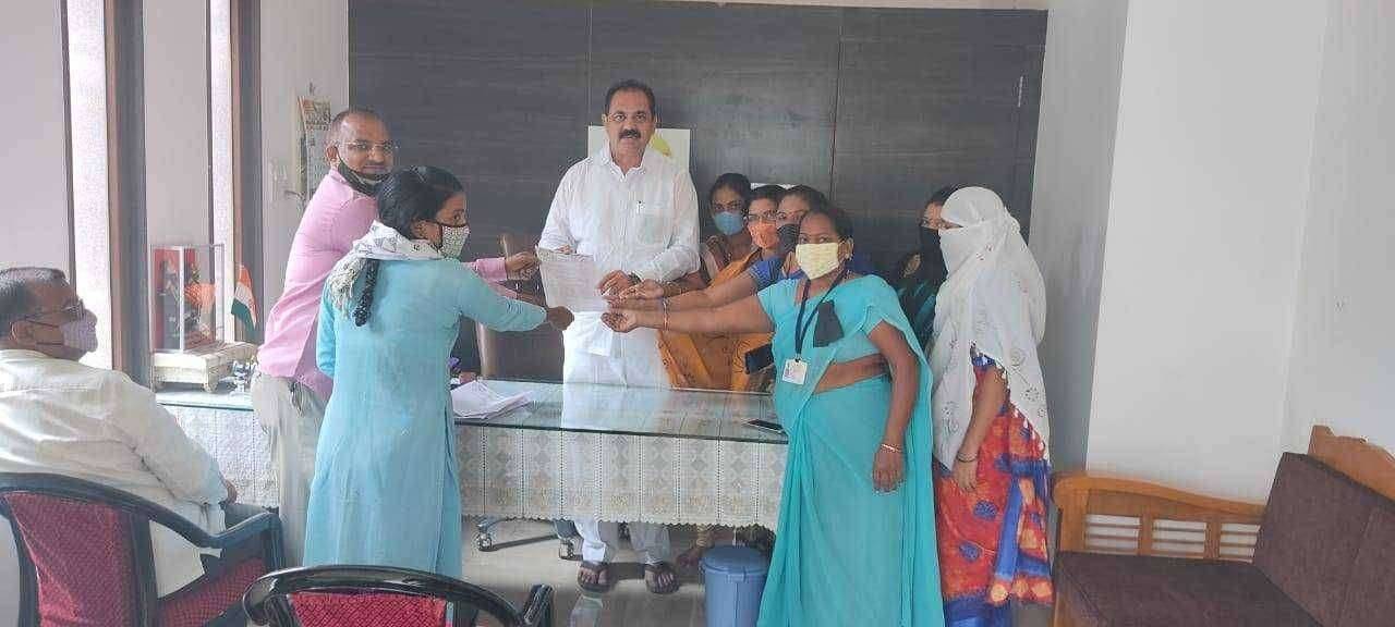 ?️ अमळनेर कट्टा... आमदार श्री.अनिल दादा यांना आशा स्वयंसेविका व गटप्रवर्तक संघटनेने निवेदन देत घातले साकडे आरोग्य मंत्री ना.राजेश टोपे यांची भेट घडवून आणण्याची केली मागणी