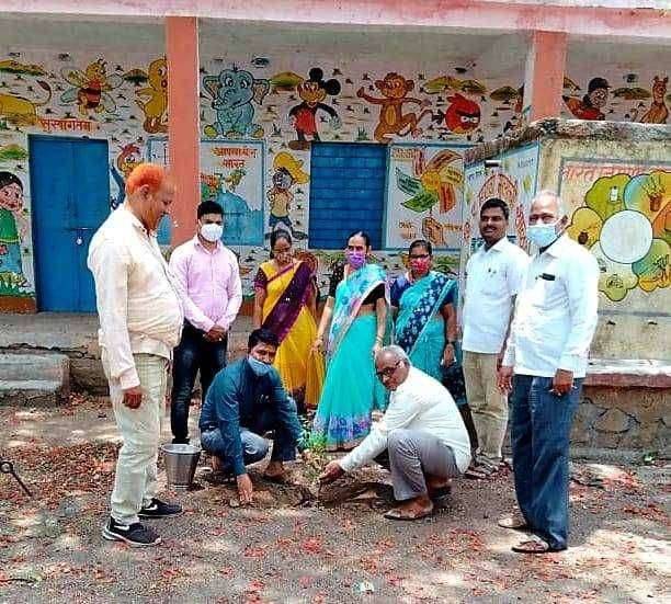 बार्टीचा समतादूतांमार्फत वृक्षारोपण अभियान कौतुकास्पद: केंद्रप्रमुख रईस शेख जागतिक पर्यावरण दिनानिमित्त 5 जून ते 26 जून सामाजिक न्याय दिवस दरम्यान संपूर्ण महाराष्ट्रभर वृक्षारोपण अभियान