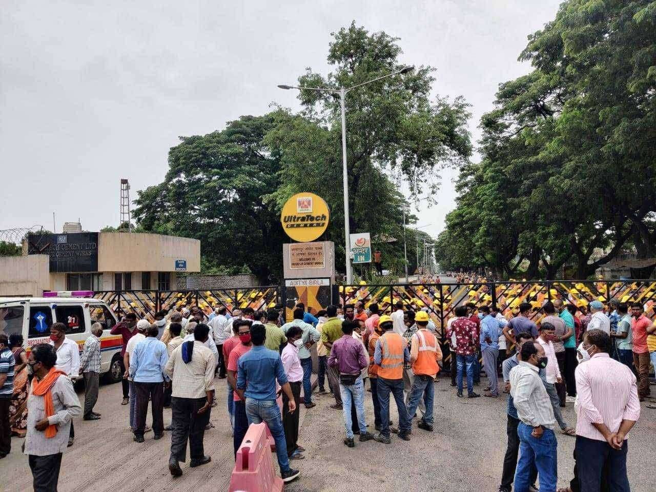 कामगाराचा मृत्युने अल्ट्राटेक सिमेंट कंपनी मध्ये तणाव सदृश स्थिती. 5 तासापासून मृतदेह गेट वर ताटकळत. 39 वर्षाचा काळातील पहिला प्रकार प्रशासकीय भवनाच्या प्रवेश द्वाराजवळ मृतदेह.