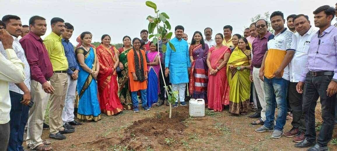 ब्राम्हणशेवगे येथील निसर्गटेकडी परिसरात जोडीने वटवृक्ष लागवड करत महिलांनी साजरी केली वटसावित्री पौर्णिमा खासदार उन्मेष पाटील यांनीही वटवृक्ष लाऊन केला वाढदिवस साजरा