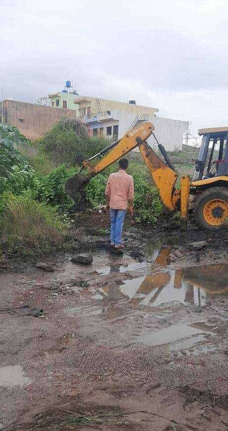 चांदवड न प मुख्याधिकारी व स्वच्छता विभागाने कुंड्या व फुटलेल्या चेंबरचे काम मार्गी लावल्याने नागरिकांनी मानले आभार