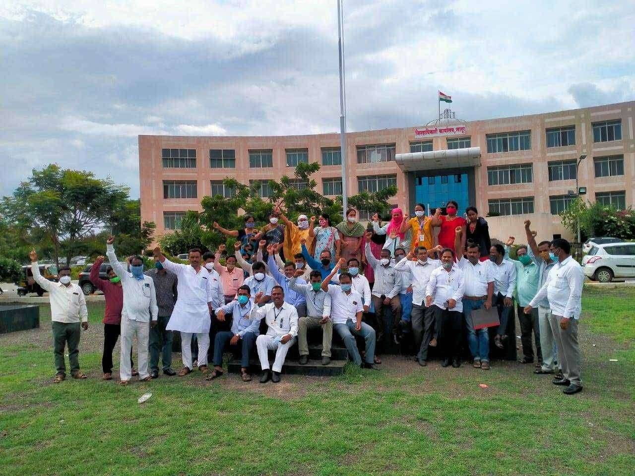 नौकर भारतातील मागासवर्गीयांचा अनुशेष विनाविलंब भरण्यात यावा म्हणून जिल्हाधिकारी लातुर याचे मार्फत मा मुख्यमंत्री यांना कास्ट्राईब कर्मचारी महासंघाचे निवेदन