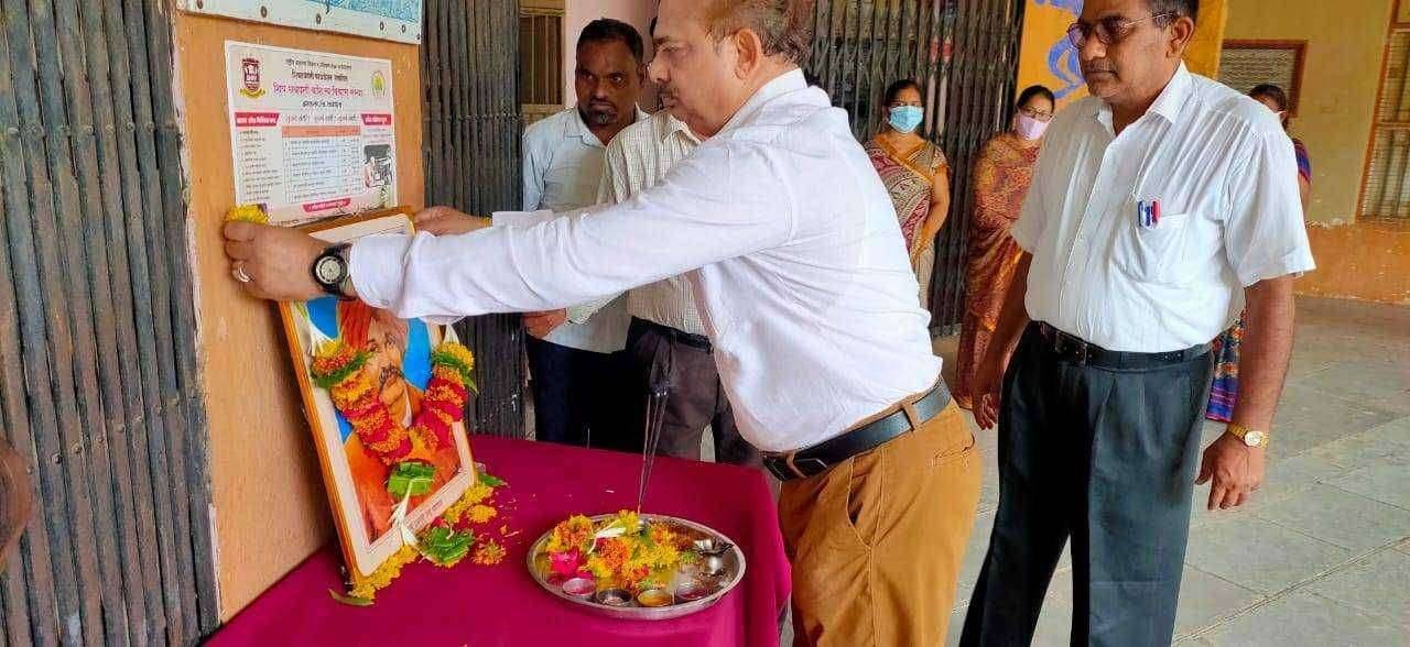 ?️ अमळनेर कट्टा... खा.शि.मडळाच्या जी एस हायस्कुल मध्ये आज आरक्षणाचे जनक राजश्री छत्रपती शाहु महाराज यांची जयंती साजरी करण्यात आली.