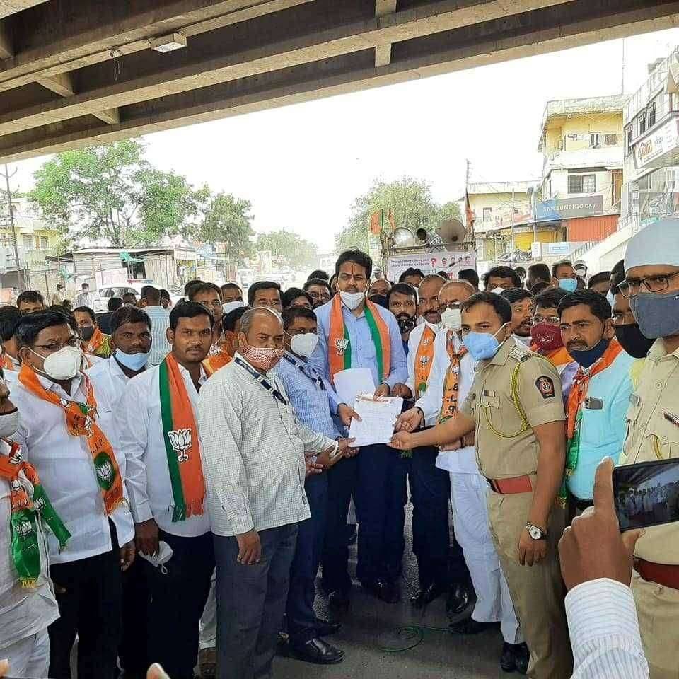 राज्य सरकारच्या नाकर्तेपणाने ओबीसीचे राजकीय आरक्षण रद्दः हर्षवर्धन पाटील - मदनवाडी-चौफुला येथे चक्काजाम आंदोलन...