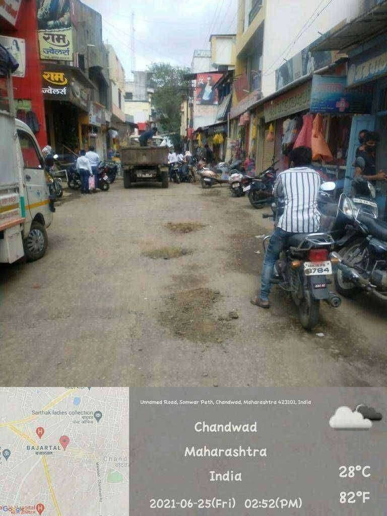 चांदवड नगरपरिषद तर्फे पावसाळ्यापूर्वी शहरातील खड्डे बुजविण्यास सुरुवात...