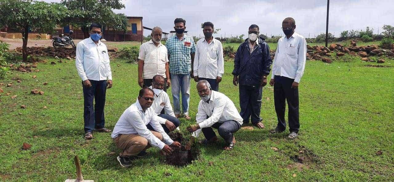 माध्यमिक विद्यालय मोलगी येथे बार्टी संस्थेकडुन राजर्षि शाहू महाराज यांच्या जयंती साजरा व वृक्षारोपणाचा पंधरवाडा समारोप