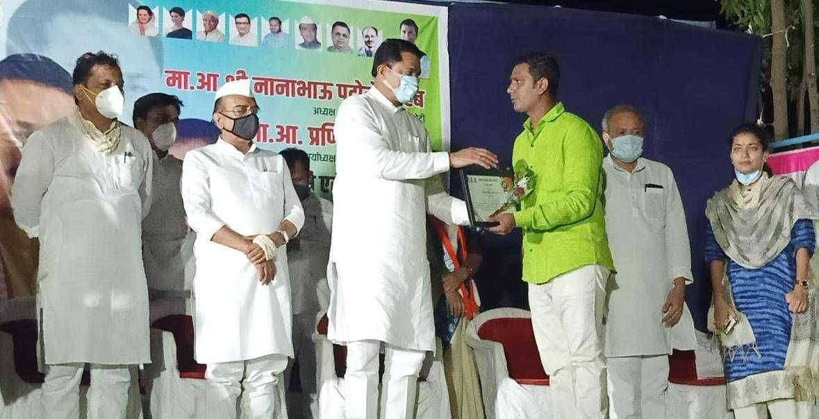 एरंडोल येथील आरोग्यदूतास नाना पटोलेंकडून करण्यात आले गौरवान्वित