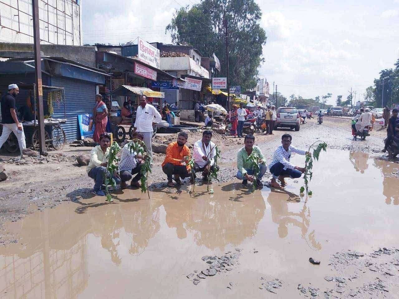 संभाजीे ब्रिगेड चे रस्तावरील खड्डात बेशरमाची झाडे लावुन कळंब येथे आंदोलन