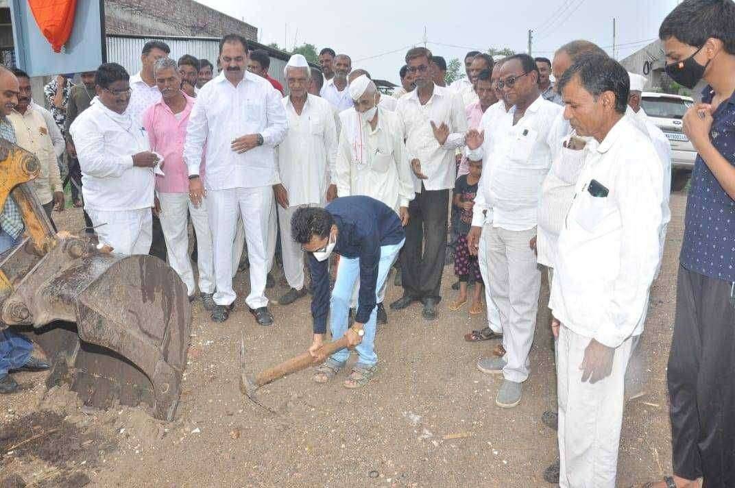 ?️ अमळनेर कट्टा.... कोळपिंप्री येथे रस्ता काँक्रीटीकरण कामाचे भूमिपूजन आमदार अनिल पाटील यांच्या हस्ते संपन्न..
