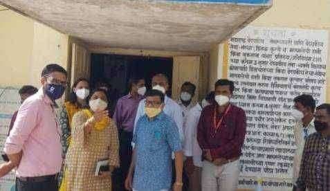 ?जळगांव Live..पाल ग्रामीण रुगणालयातील लसीकरण केंद्रास भेट,वनपट्टयांचे केले वाटप तर घरकुलांची केली पाहणी..जिल्हाधिकारी अभिजित राऊत यांचा आदिवासी सातपुड्यात दौरा