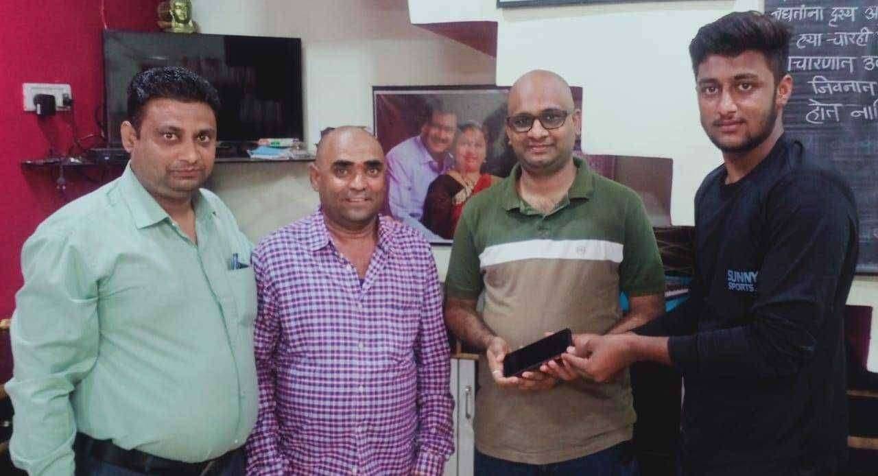 फैजपूर येथील सौ रत्नमाला ईश्वर इंगळे यांचा प्रामाणिकपणा वीस हजाराचे मोबाईल केले परत