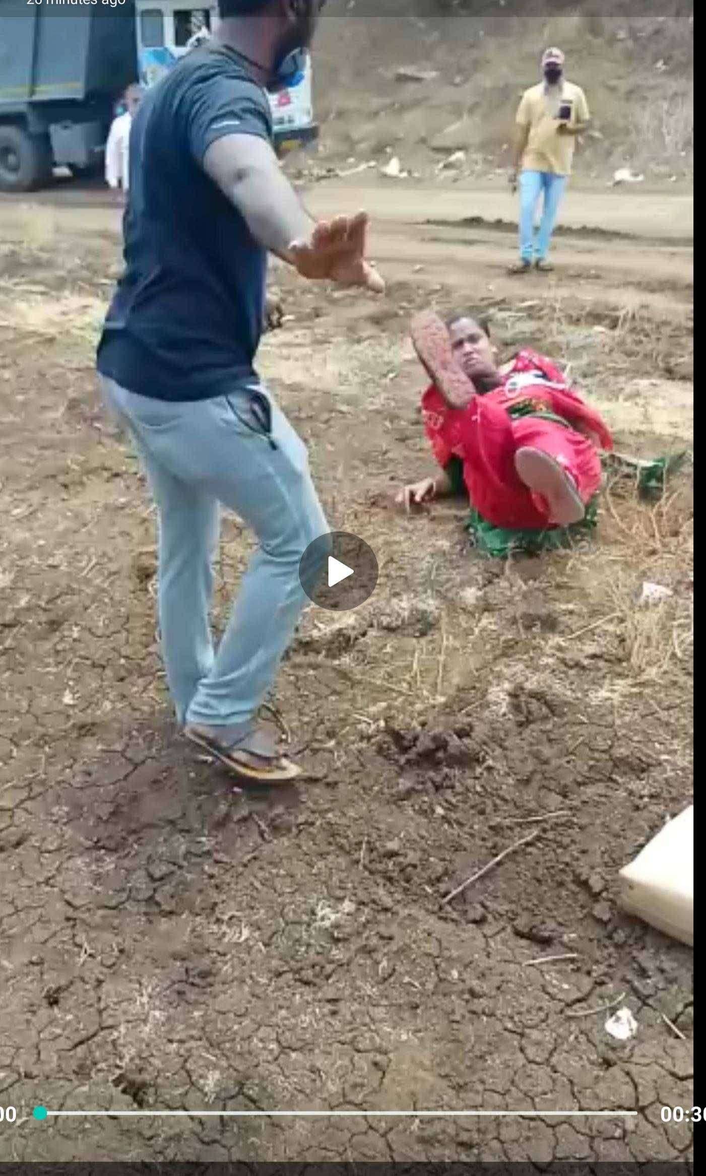 ?संतापजनक....आदिवासी नायब तहसीलदार महिलेला वाळू माफियांची मारहाण..!वाळू माफियांची वाढती मुजोरी..जबाबदार कोण..?