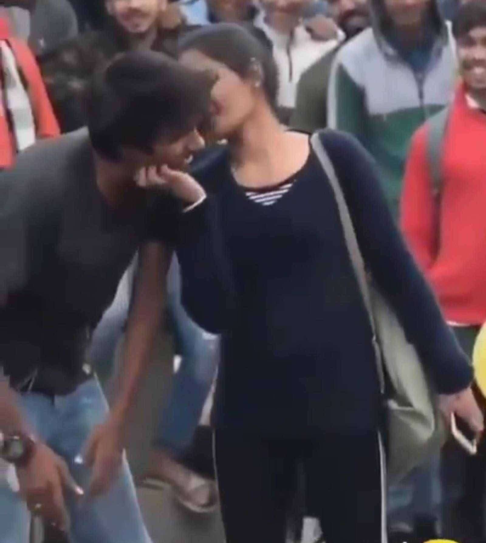 ?व्हायरल India...भर रस्त्यात तरुणीकडून किसची मागणी..काय केले तरुणीने..!नेटवर प्रचंड व्हायरल झाला व्हिडीओ..!पहा व्हिडीओ..!